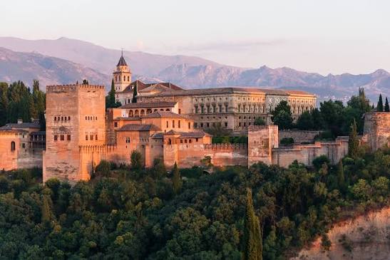 La Alhambra de Granada al atardecer con la Sierra Nevada al fondo