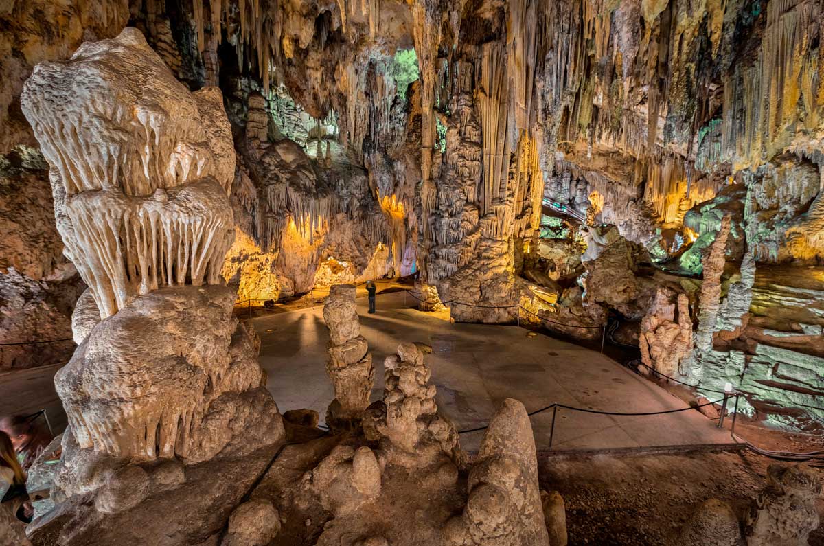 Interior de las Cuevas de Nerja con estalactitas y estalagmitas iluminadas