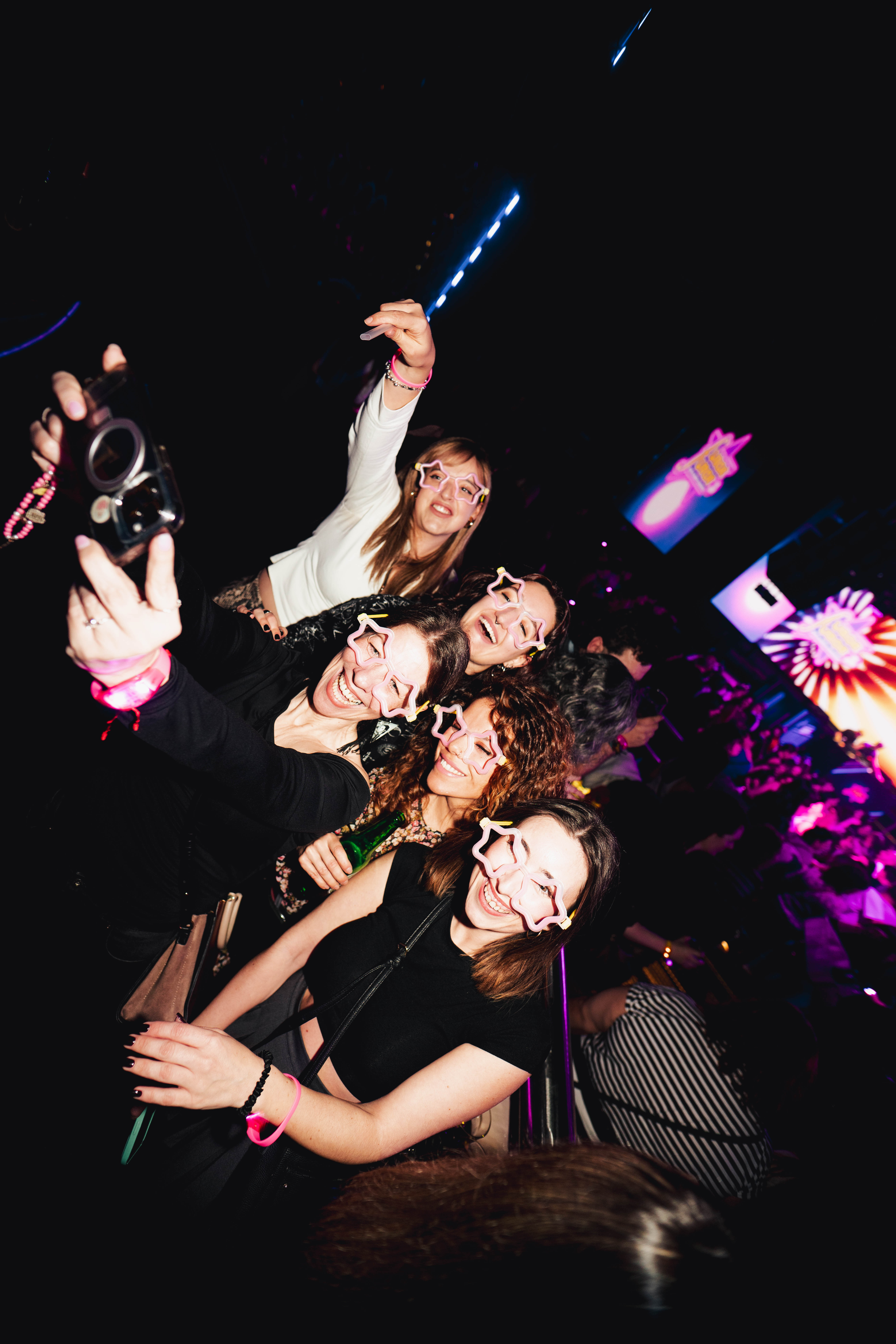 Grupo de amigas haciendo una foto con gafas de estrella en Furor The Show