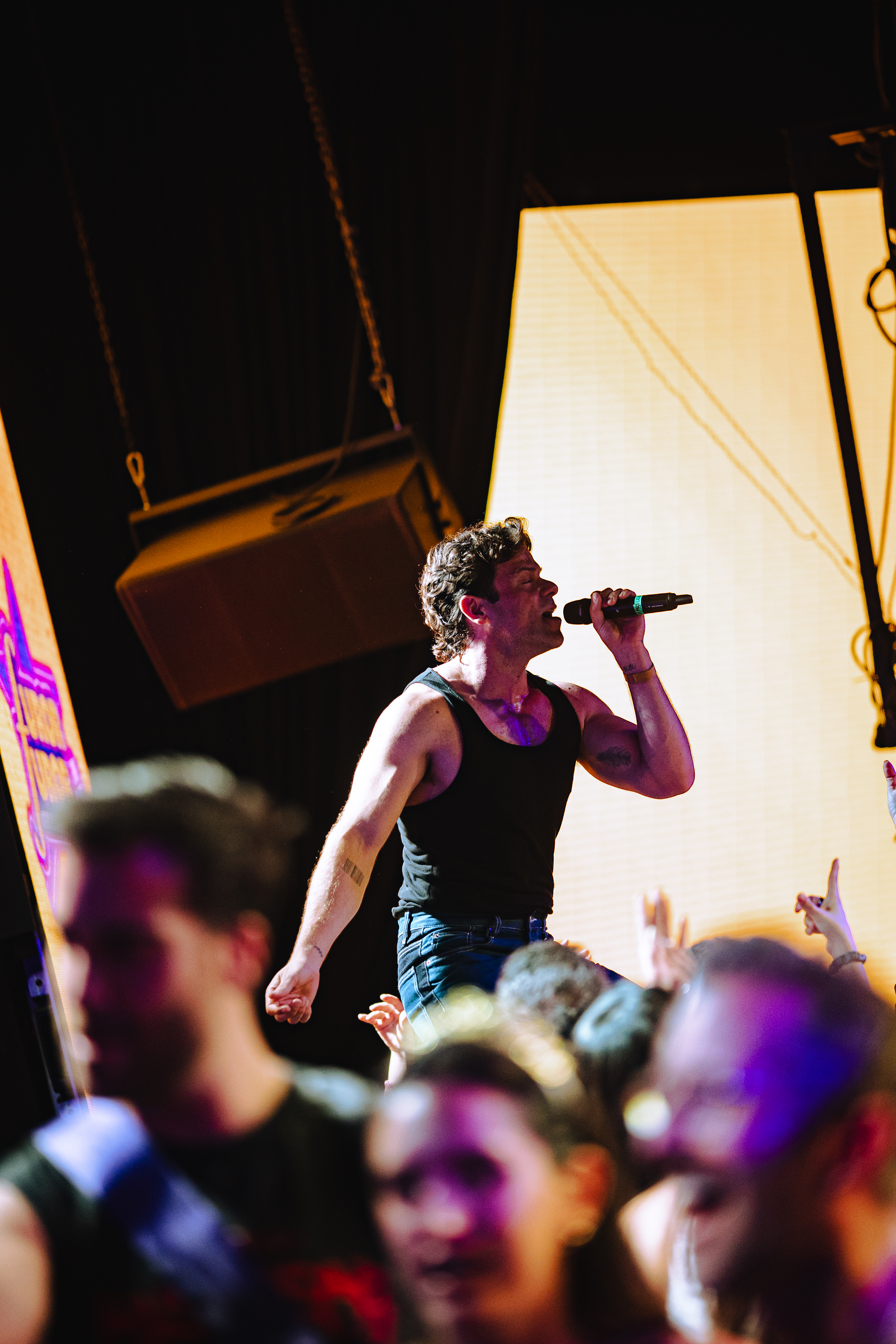 Cantante en directo durante Furor The Show