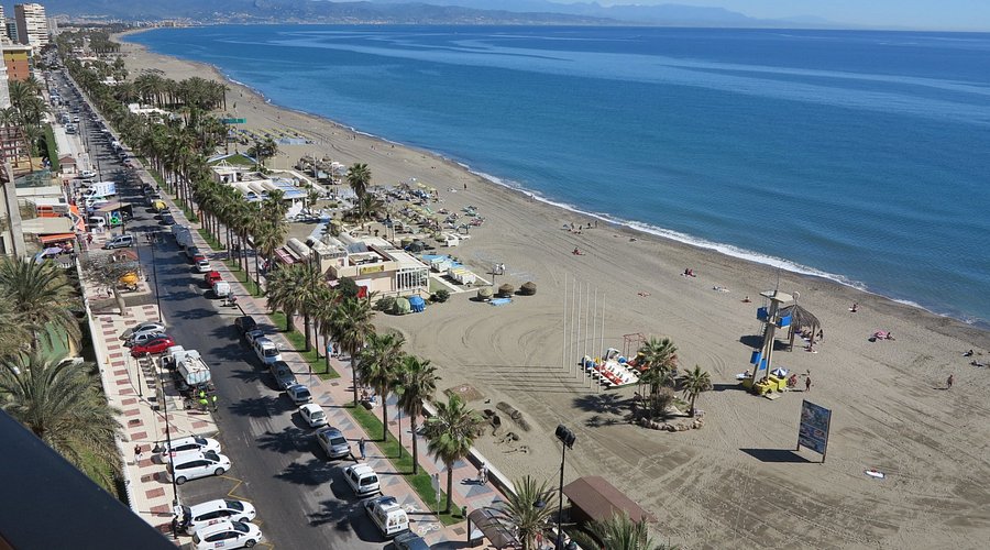 Vista panorámica de la playa de los Álamos y el paseo marítimo de Torremolinos, Costa del Sol