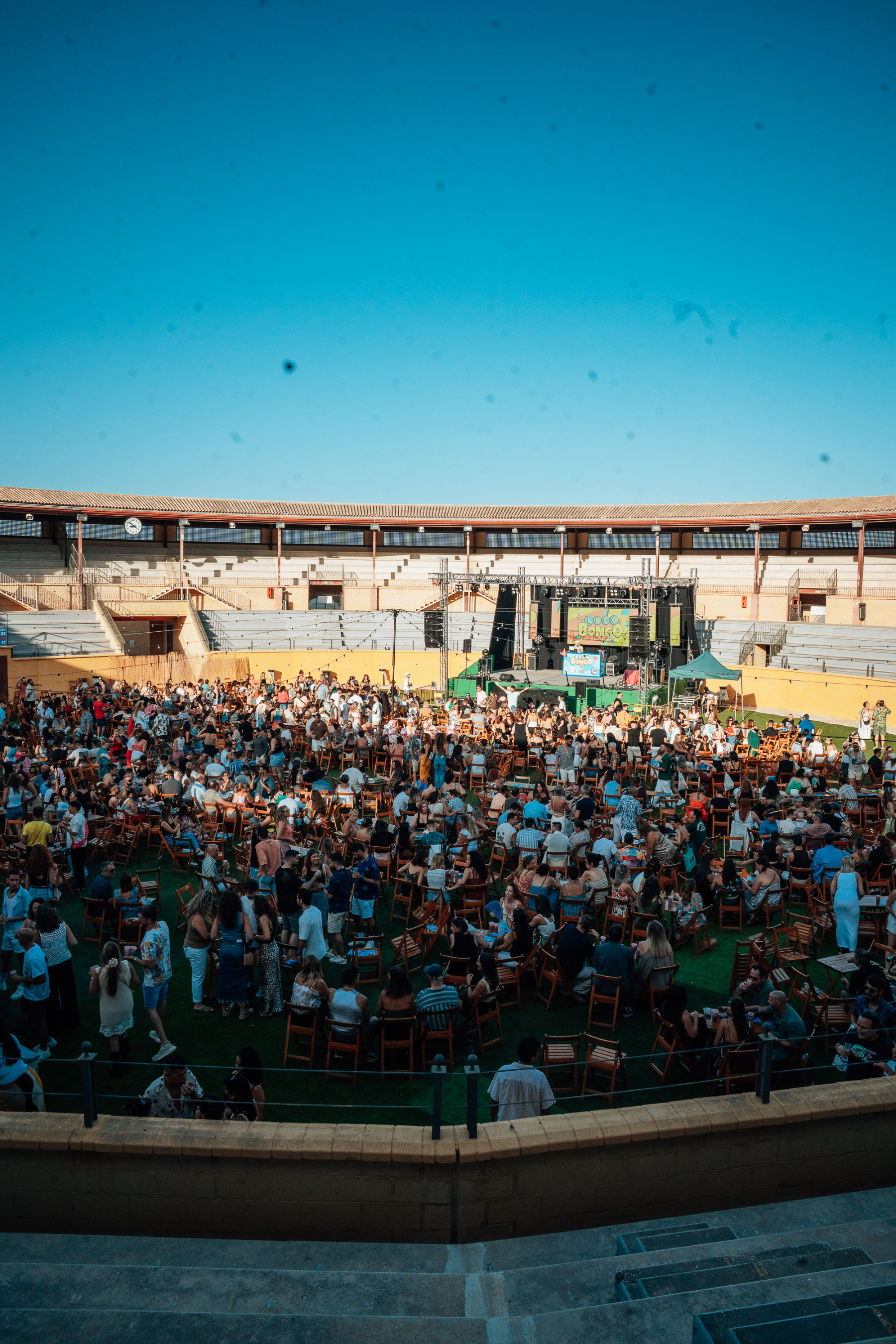 Público disfrutando de un evento al aire libre en la Plaza de Toros de Torremolinos
