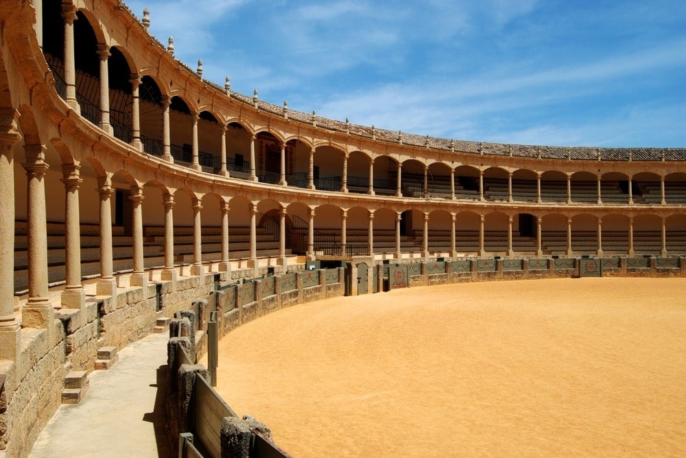 Plaza de toros de Ronda, la más antigua de España, con su ruedo de arena dorada