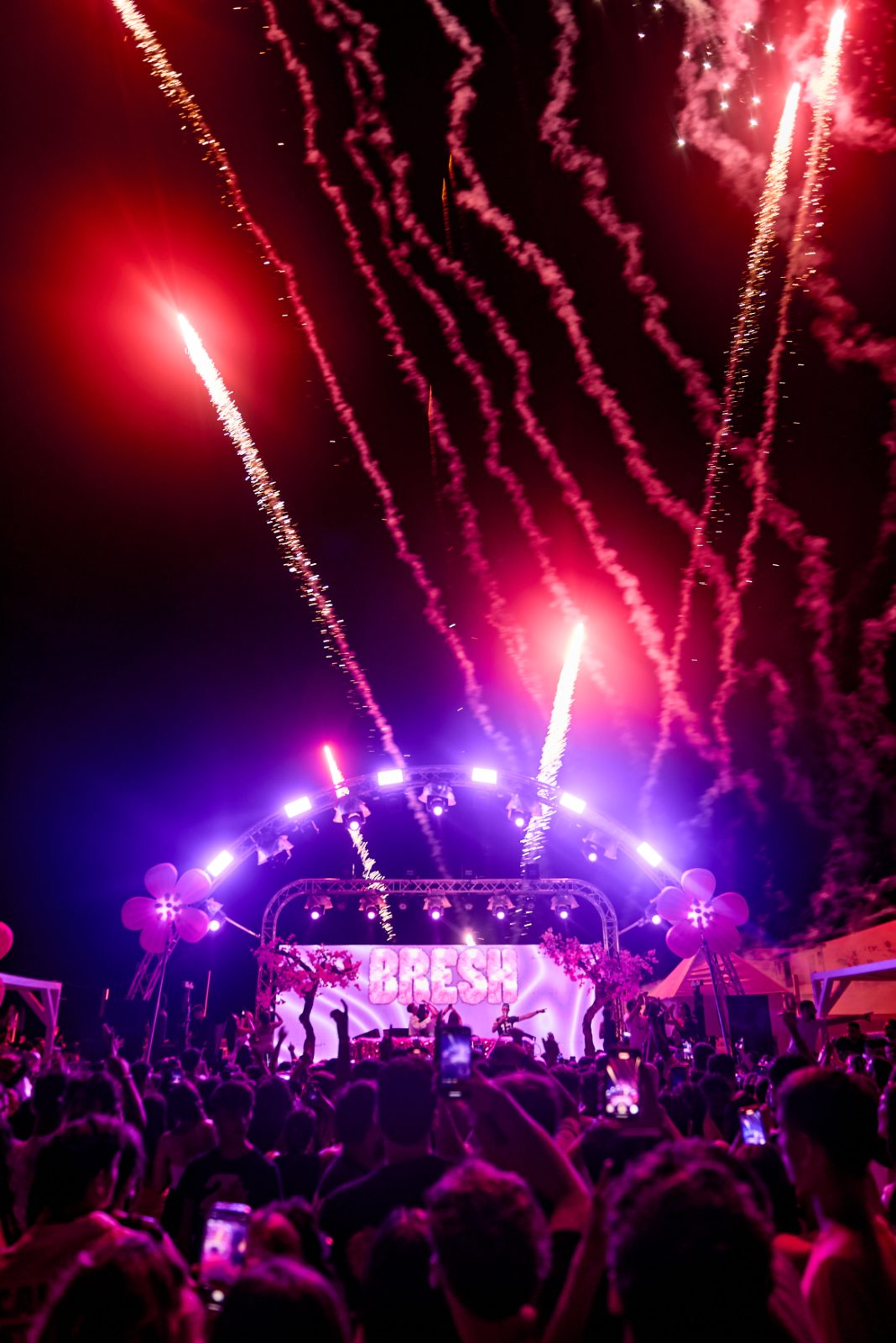Ambiente festivo con luces de colores y confeti en Bresh Open Air Torremolinos