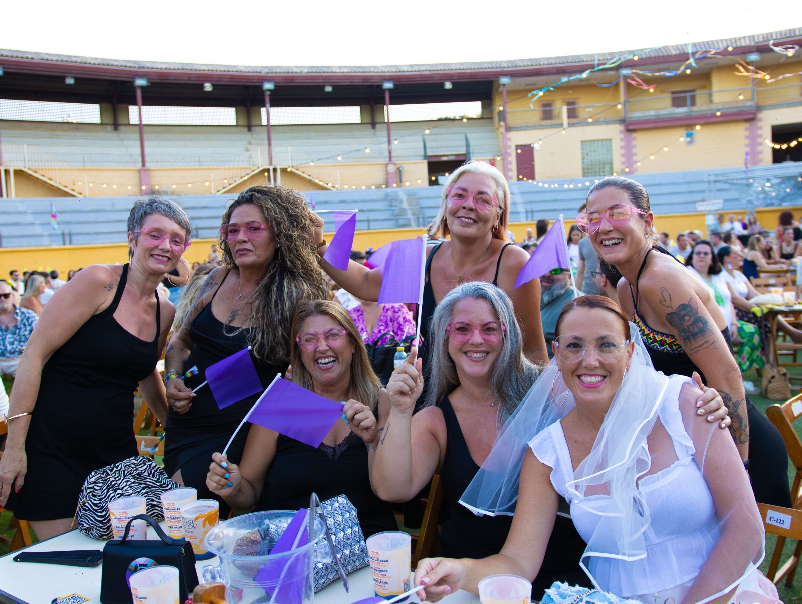Grupo de mujeres con gafas de corazón rosas y banderines morados celebrando una despedida de soltera en Furor The Show, Torremolinos