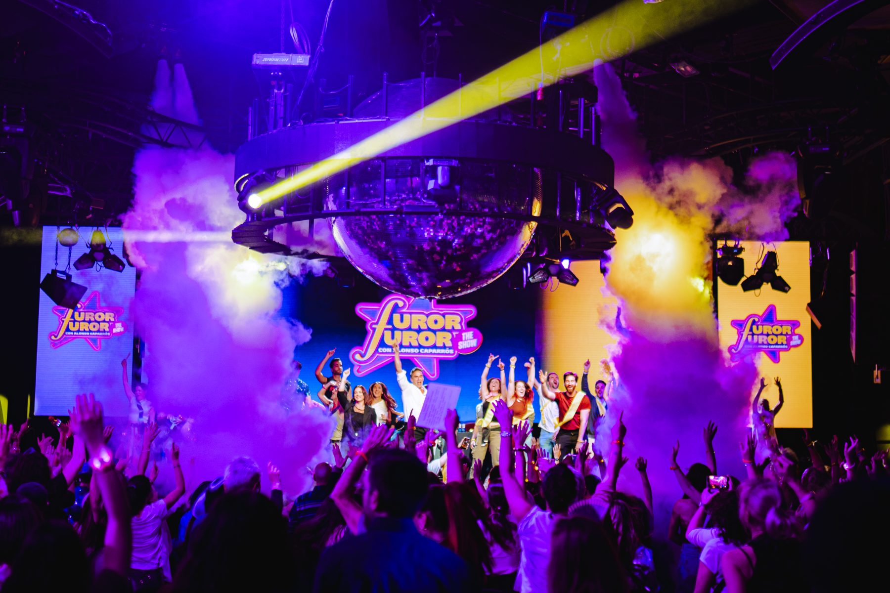 Presentador y concursantes en el concurso musical Furor The Show