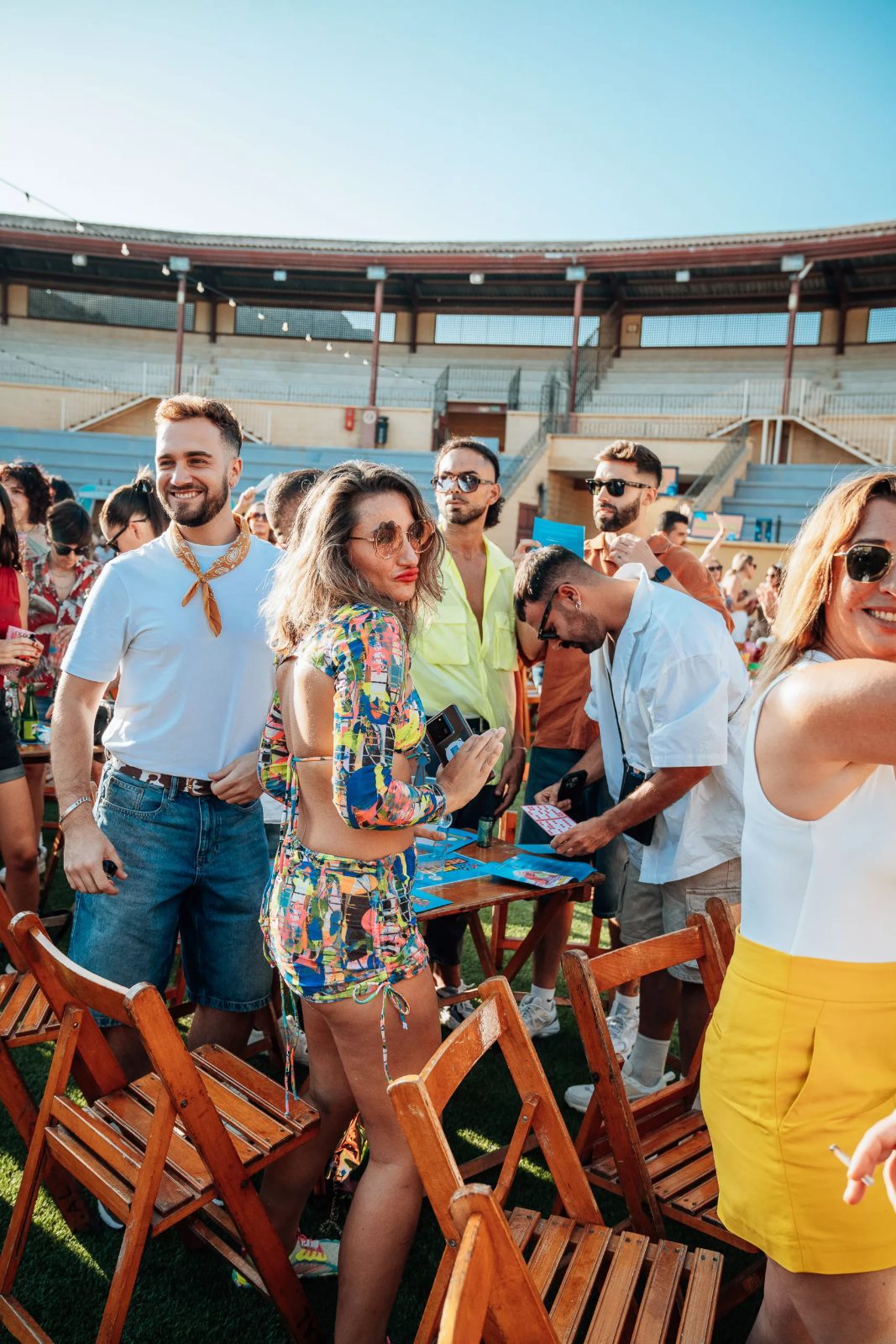 Crowd enjoying the afternoon party at the Plaza de Toros de Torremolinos — Loco Bongo