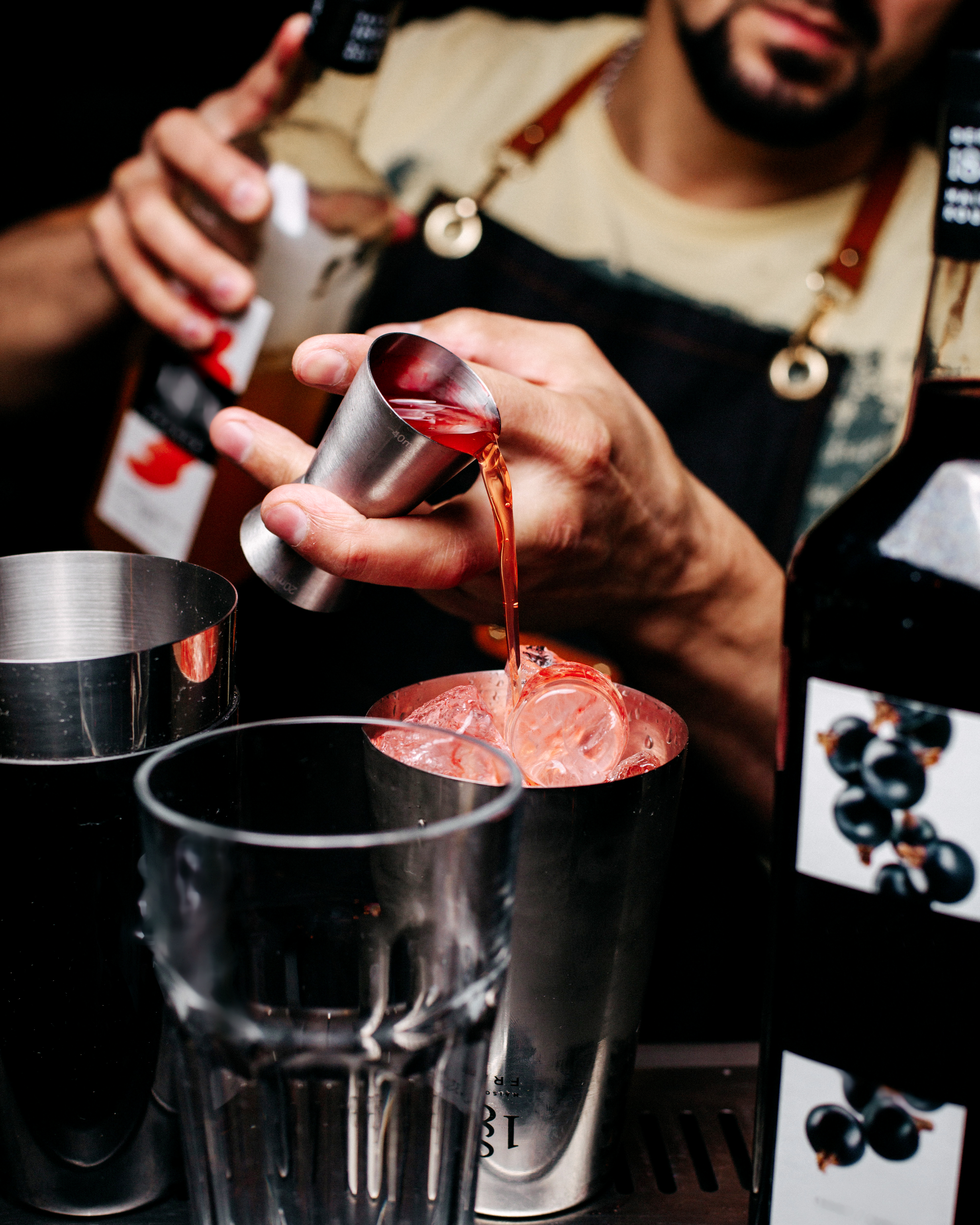 Bartender preparando un Aperol Spritz en El Aperitivo de Hugo, Little Italy Gastro Fest Torremolinos 2026 — coctelería italiana al aire libre en la Plaza de Toros