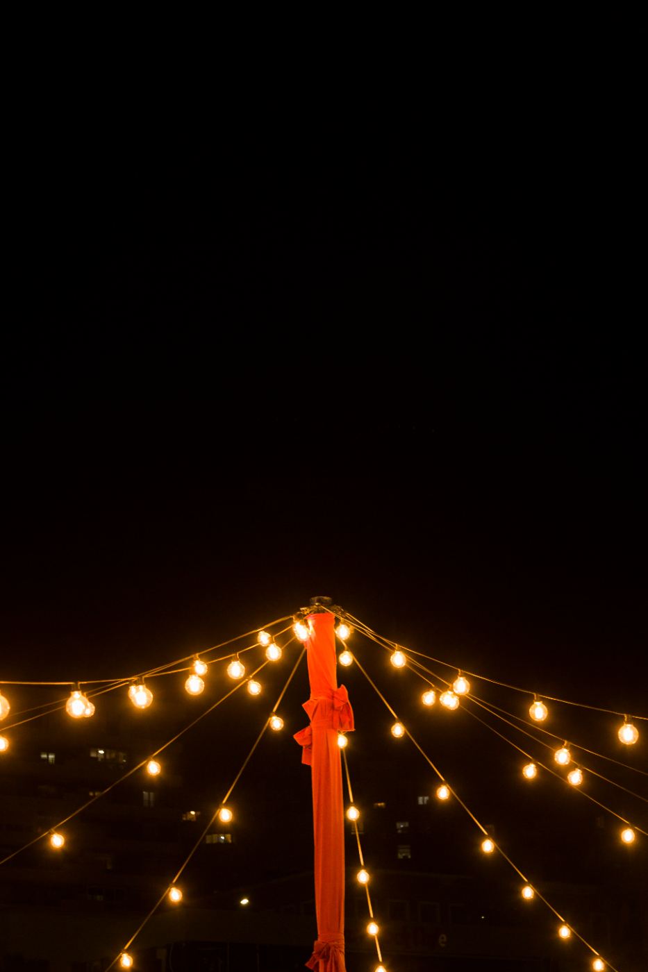 Ambiente nocturno con luces colgantes en La Piazza de Little Italy Gastro Fest, Plaza de Toros Torremolinos