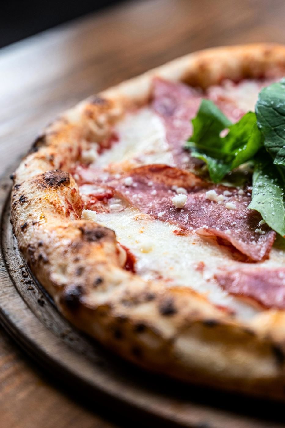 Pizza napolitana artesanal con prosciutto y albahaca en Little Italy Gastro Fest, Plaza de Toros Torremolinos