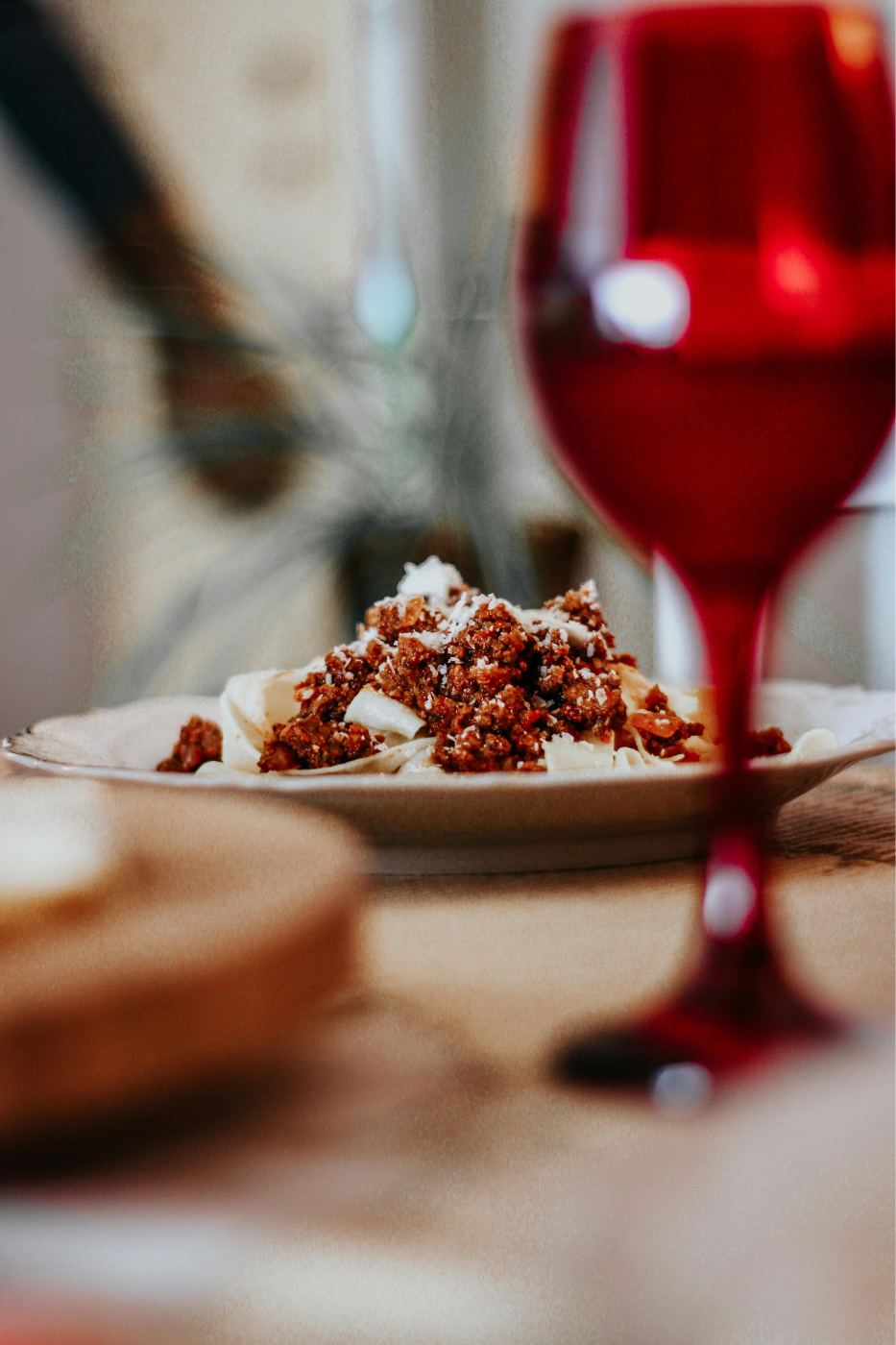 Tagliatelle a la bolognesa con copa de vino tinto en Little Italy Gastro Fest Torremolinos