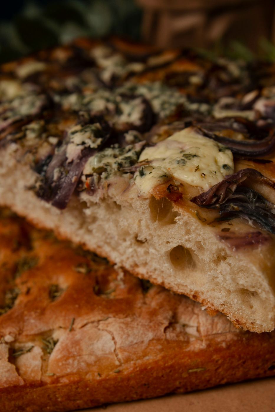 Focaccia artesanal con cebolla roja y queso recién horneada en Little Italy Gastro Fest Torremolinos