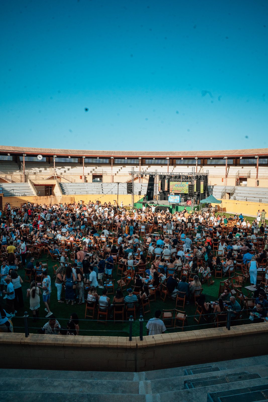Plaza de Toros de Torremolinos full of people during a Plaza Paraíso event