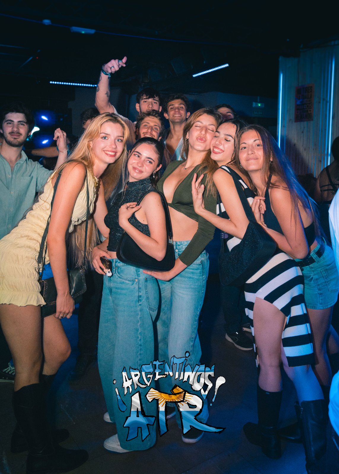 Grupo de amigos y amigas posando abrazados y sonriendo en la fiesta Argentinos ATR