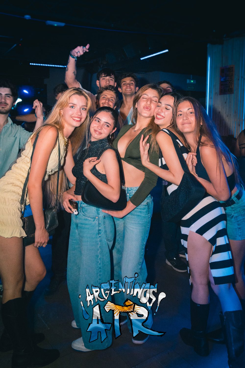 Grupo de amigos y amigas posando abrazados y sonriendo en la fiesta Argentinos ATR