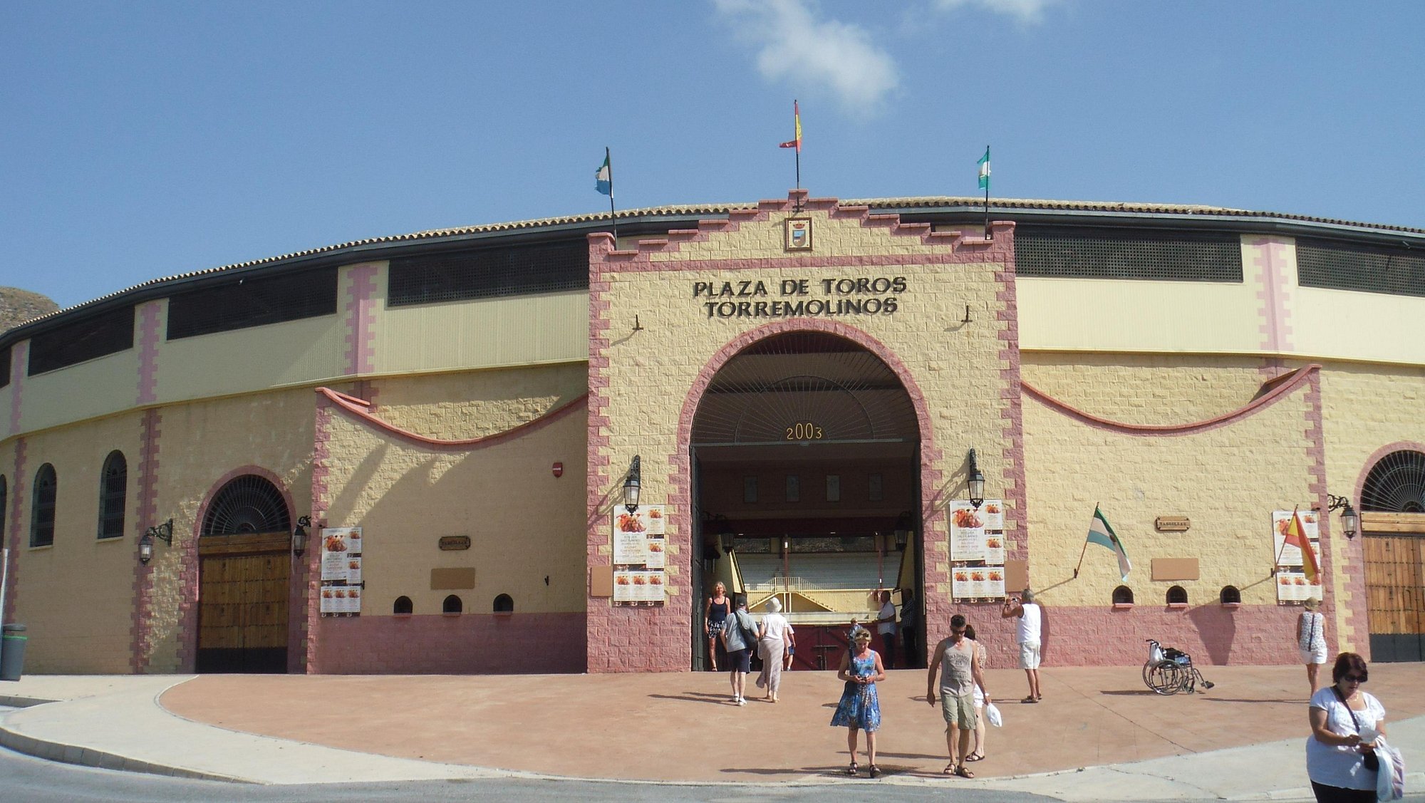 Fachada de la plaza de toros de Torremolinos con su arco de entrada y la fecha 2003
