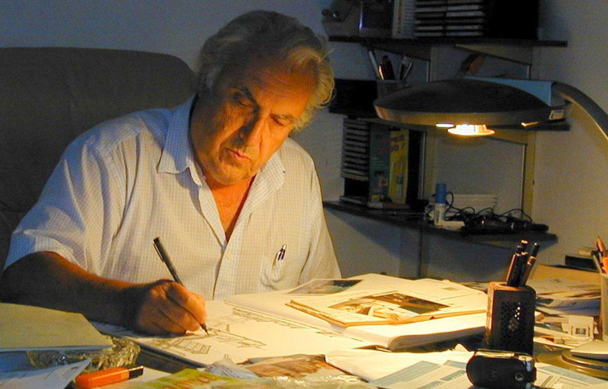 El arquitecto malagueño Ignacio Dorao Orduño dibujando en su estudio