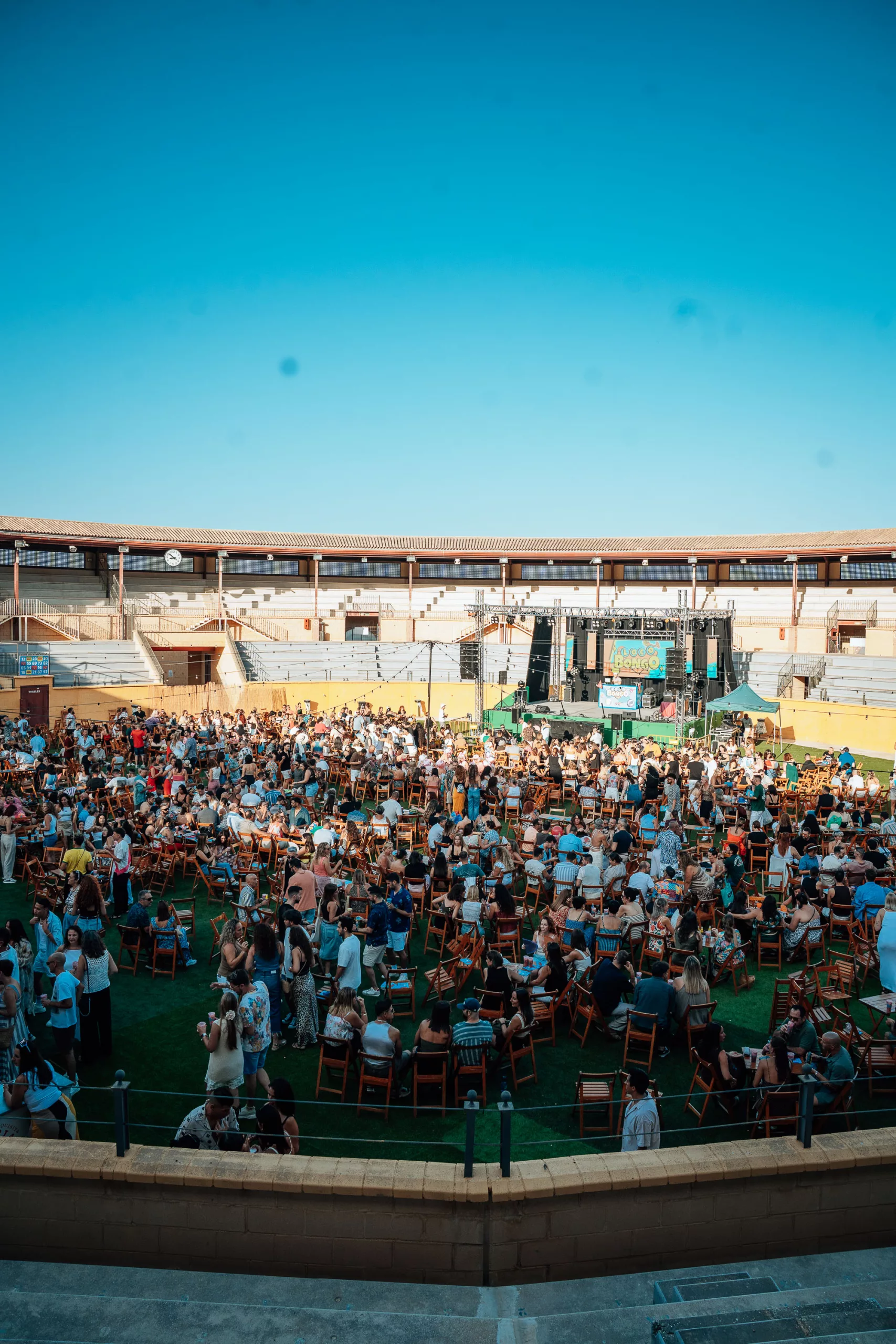 El ruedo de la plaza de toros de Torremolinos lleno de público en un concierto al aire libre