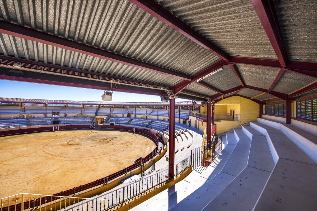 Tendidos cubiertos y graderío de la plaza de toros de Torremolinos