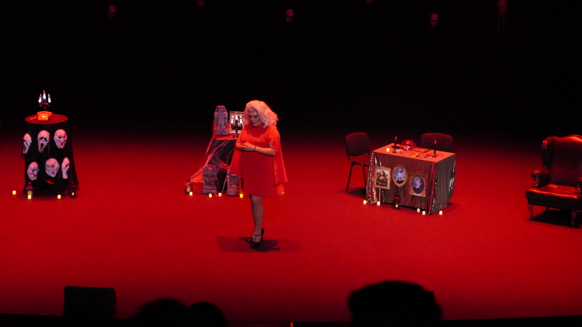 Escenografía de Sigue la Luz sobre el escenario, con mesa de tarot y espejos