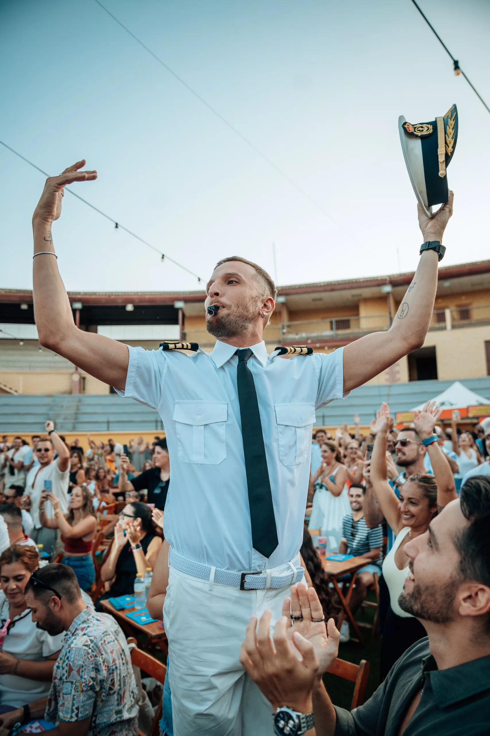 Artista actuando en el escenario de la Plaza de Toros de Torremolinos durante Plaza Paraíso