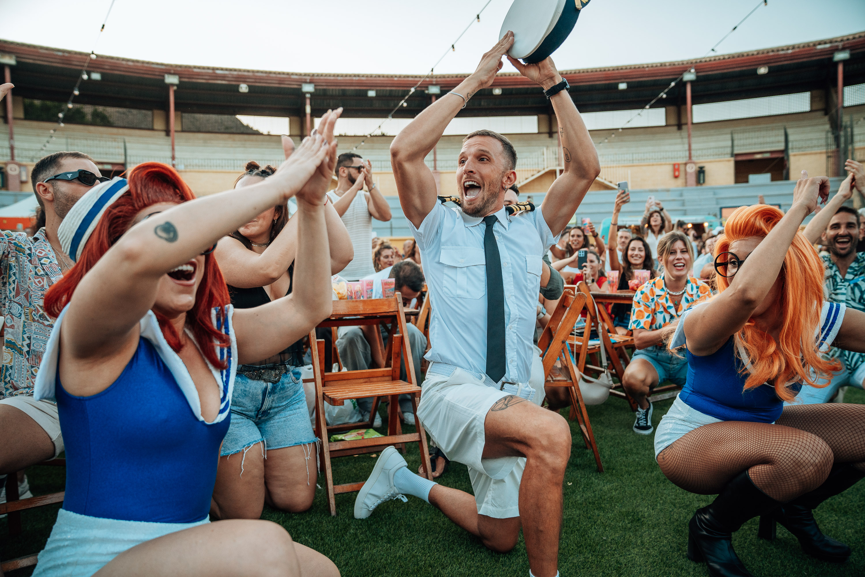 Público eufórico disfrutando de Loco Bongo en el ruedo de la Plaza de Toros de Torremolinos, con el presentador levantando una pandereta entre el público animado, Plaza Paraíso 2026