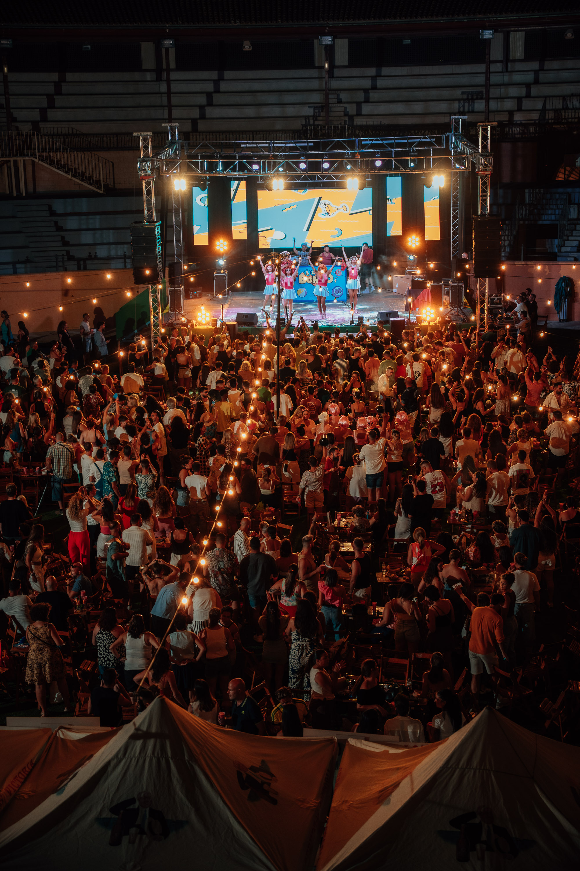 Vista de la Plaza de Toros de Torremolinos iluminada con el público disfrutando del verano durante Plaza Paraíso