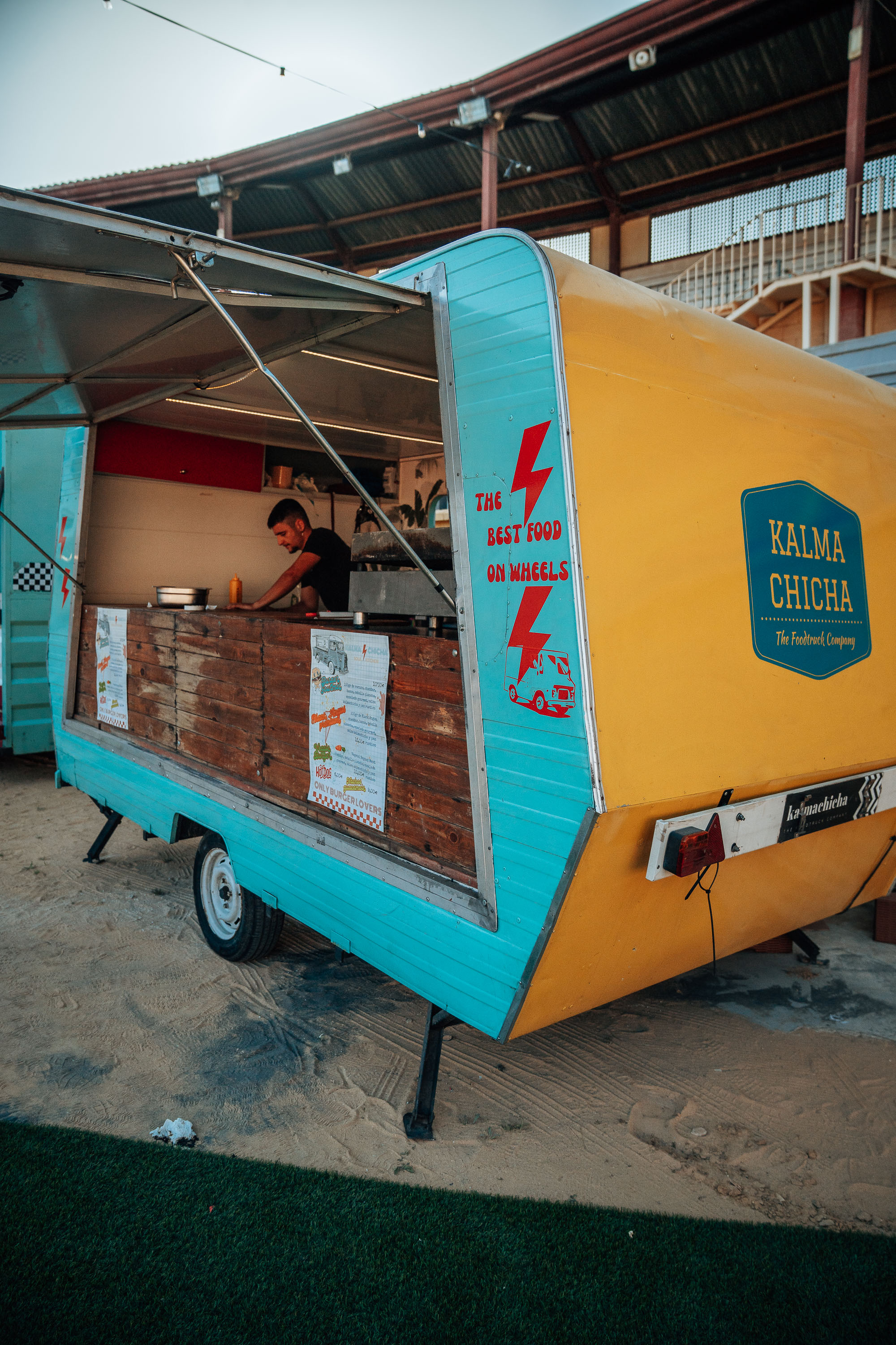 Kalma Chicha food truck serving food at Plaza Paraíso