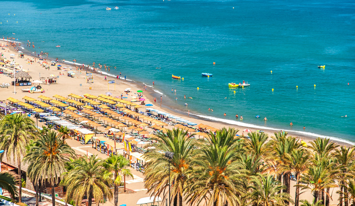 Paseo marítimo y playa de Torremolinos, zona de beach clubs y chiringuitos con DJ