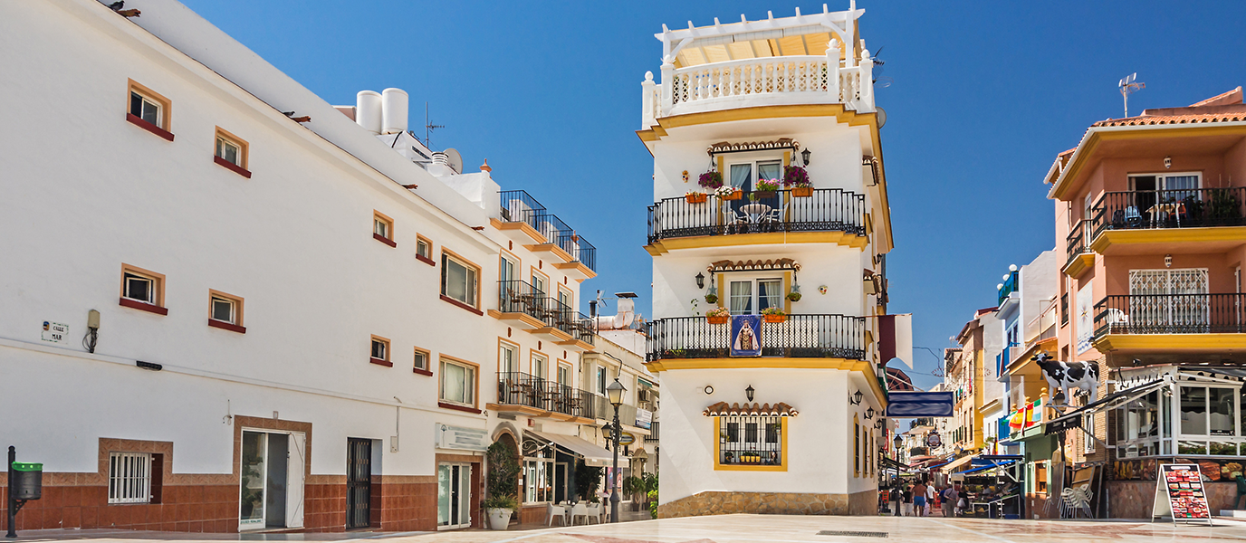 Calle peatonal del centro de Torremolinos con sus casas blancas encaladas y balcones andaluces
