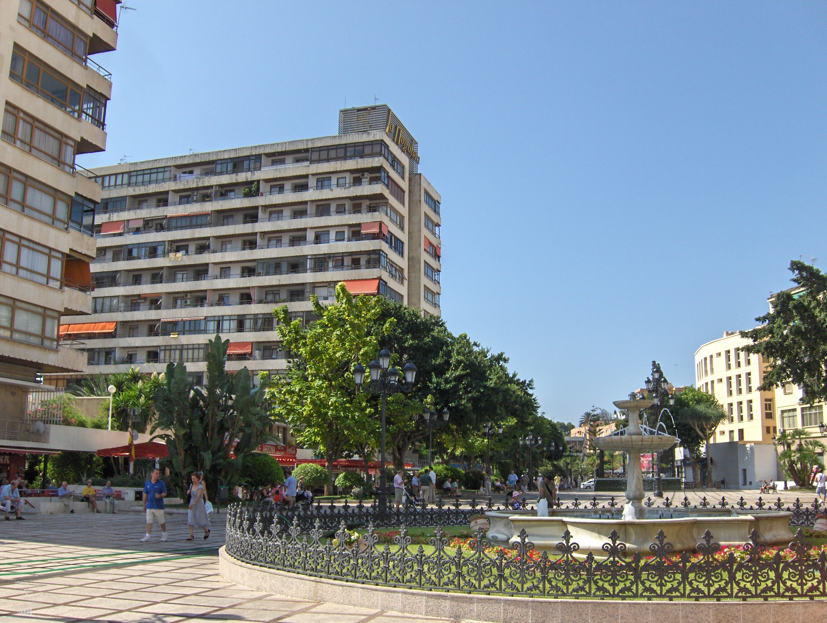 Plaza de La Nogalera de Torremolinos con su fuente, jardines y terrazas, corazón del ambiente LGTBI