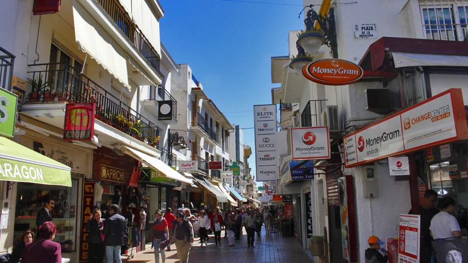 Calle San Miguel en el centro peatonal de Torremolinos, llena de terrazas y bares de tapas